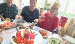 泡泡姥姥住院吃瓜,邻里街坊共吃瓜，温情满满暖人心