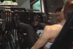 肌肉女吃瓜,揭秘健身达人的日常娱乐生活