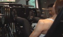 肌肉女吃瓜,揭秘健身达人的日常娱乐生活