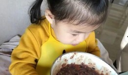 泡泡姥姥住院吃瓜,邻里街坊共吃瓜，温情满满暖人心