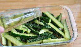 小妹儿吃腌瓜,家常美味，夏日解暑佳品