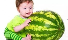 孩子在田里吃瓜,孩子纯真味蕾的夏日记忆