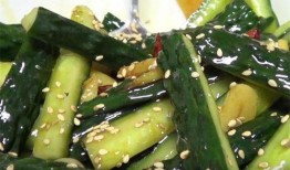 小妹儿吃腌瓜,家常美味，夏日解暑佳品