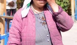 维族姑娘吃瓜,一场独特的民族风情体验