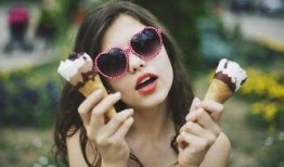 美女戴墨镜吃瓜