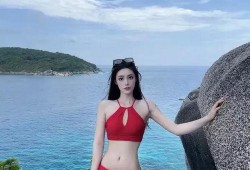 美女海边吃瓜图片,美女海边畅享夏日美味瓜果