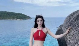 美女海边吃瓜图片,美女海边畅享夏日美味瓜果