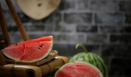 夏天吃瓜的诗词