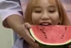 论女友吃瓜,揭秘恋爱中的甜蜜“吃瓜”时光