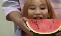 论女友吃瓜,揭秘恋爱中的甜蜜“吃瓜”时光