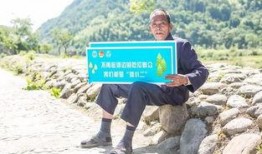 校园河边吃瓜,青春记忆里的甜蜜时光