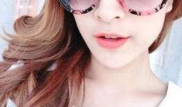 美女戴墨镜吃瓜