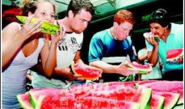 阿昊比赛吃瓜,比赛吃瓜创纪录