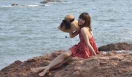 美女海边吃瓜图片,美女海边畅享夏日美味瓜果