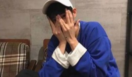 蹲下吃瓜头像男,男生风采尽显