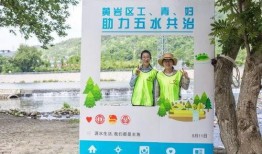 校园河边吃瓜,青春记忆里的甜蜜时光