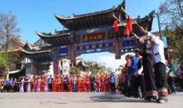 楚雄彝人古镇吃瓜,瓜果飘香，品味彝家风情