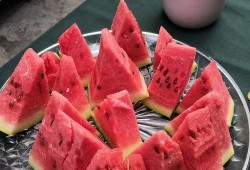 重庆主播吃瓜,趣味横生直播秀引网友热议