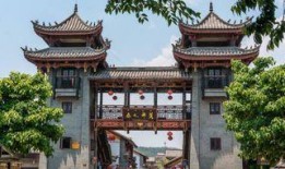 楚雄彝人古镇吃瓜,瓜果飘香，品味彝家风情